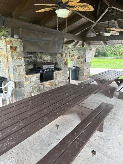 Lake Valrico'S Camelot Court With Heated Pool & Access To Private Lake Eksteriør bilde